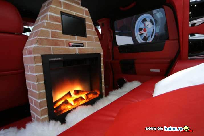 Interiorul unui Hummer H2 Santa Edition