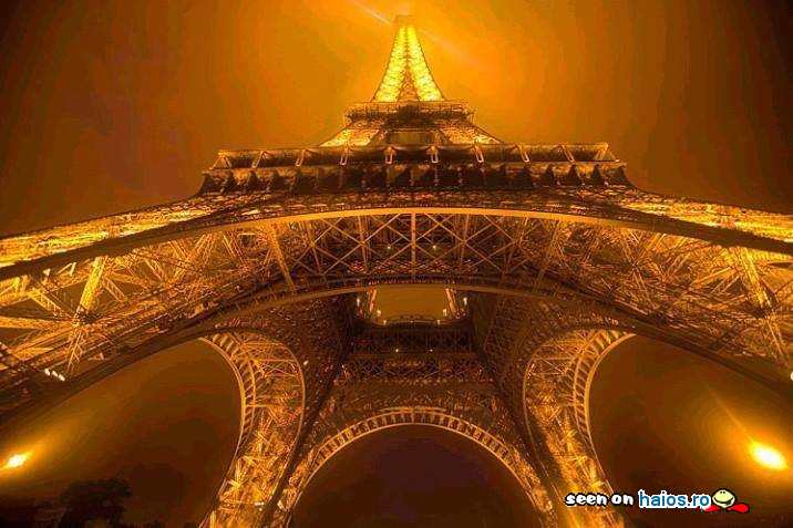 Tour Eiffel, vedere inedita de la baza
turnului