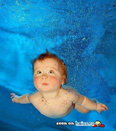 Copil inotand pe sub apa