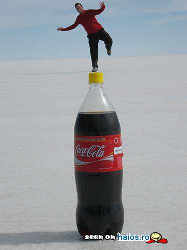 Super Iluzia Coca-Cola: omul in balans
pe capacul sticlei