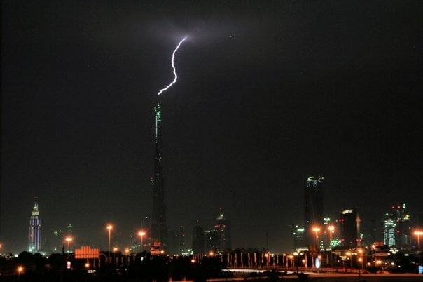Fulger pe cea mai inalta cladire -
paratrasnetul orasului... Burj Kalifa