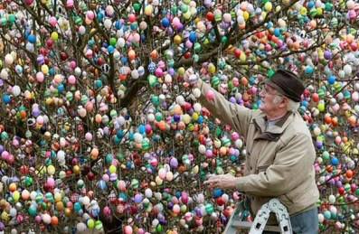 Volker Kraft decorează Pomul de Paști,
cu 9200 de ouă pictate