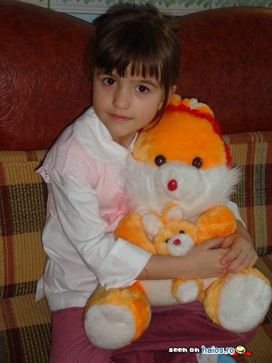 Facebook: O fetita foarte frumoasa, cu
animalutele ei portocalii de plus