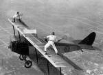 Acrobatie mortala: doi joaca tenis de
camp pe aripile unui avion la mare
inaltime in aer