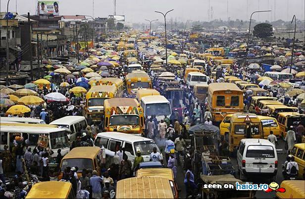 Aceasta este o strada aglomerata. In
Lagos, Nigeria, populatia a crescut de
la 300,000 la 17 milioane, in 50 de ani