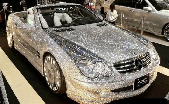 Mercedes Benz SL600 DAD (4.8 milioane de
dolari), acoperit cu diamante, a 38-a
masina a printului Waleed
