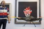 Un artist olandez si-a facut elicopter
din pisica moarta - are si telecomanda
radio la ea.