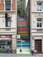 Treptele intre cladiri, o pata creativa
de culoare in oras