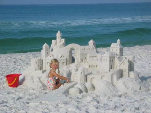 O bagatela de castel de nisip...
construit de o fetita...?!?