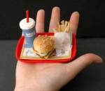 Menu mini-size fast food: mini
hamburger, mini portie de cartofi
prajiti, mini bautura cu indulcitori
