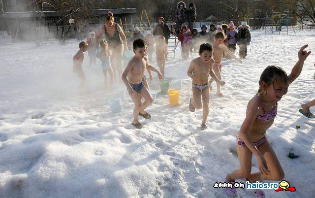 Copiii au terminat de facut dusul cu apa
fierbinte, afara, in frig, pe zapada,
fug inapoi in sauna, apoi in clasa (in
Rusia)