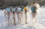 Copii, afara, iarna, dezbracati, pe
zapada, se spala cu apa calda, la o
gradinita din Rusia!