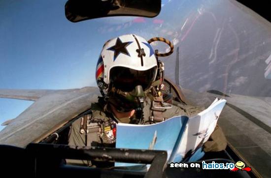 Cum isi mai omoara timpul aviatorii din
marina militara, in timpul zborului