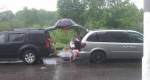 Caravana: la un picnic cu masinile
parcate spate in spate pe strada, pe
ploaie