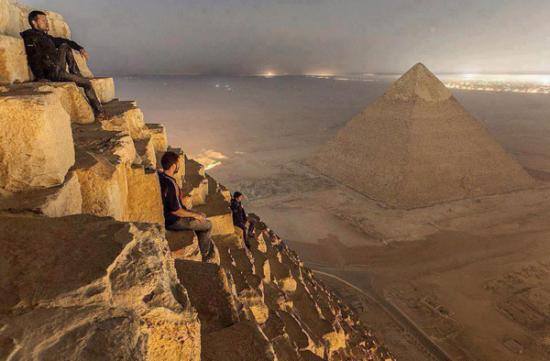 Vedere spectaculoasa din varful Marii
Piramide din Giza, poza facuta de
fotografi rusi care au urcat ilegal,
dupa sfarsitul programului