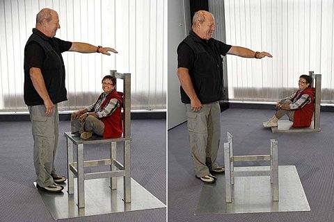 Explicatia: iata cum realizezi o iluzie
optica reusita, omul pare mare, femeie
mica mica, stand pe scaun, 2 poze din
unghiuri diferite