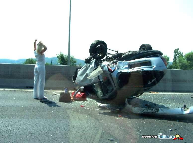 Ce face o blonda dupa un accident pe
autostrada?