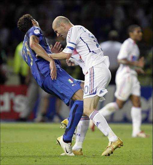 In fotbal si capul e bun la ceva, Zidane
ne arata cum