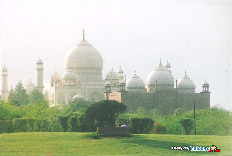 Vedere: Taj Mahal vazut dinspre gradini
(Agra, India)