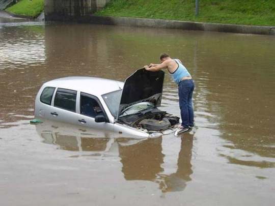 Mirare la inundatii: De ce oare nu
porneste masina asta?