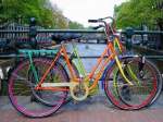 Doua biciclete colorate pe un pod in
Amsterdam