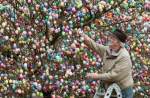 Volker Kraft decorează Pomul de Paști,
cu 9200 de ouă pictate