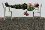 Antrenament tip dormit extrem in armata
chineza: soldat doarme suspendat, cu
greutati atarnand