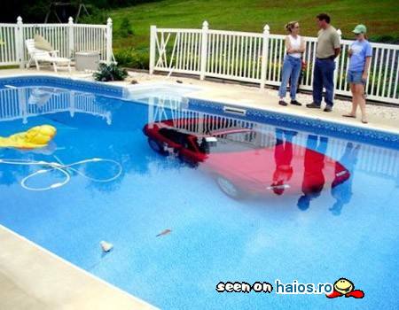 Decoratiuni pentru piscine: de mult nu
am mai vazut o frumoasa masina rosie
parcata pe fundul unei piscinei pline cu
apa