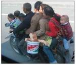 Culmea transportului de persoane: 9
persoane pe o motocicleta, 4 adulti si 5
copii